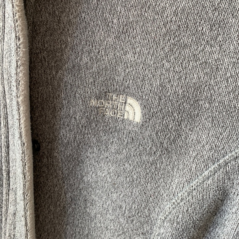 The north face/fleece lined knit jacket. Light gray and white inside. Size M